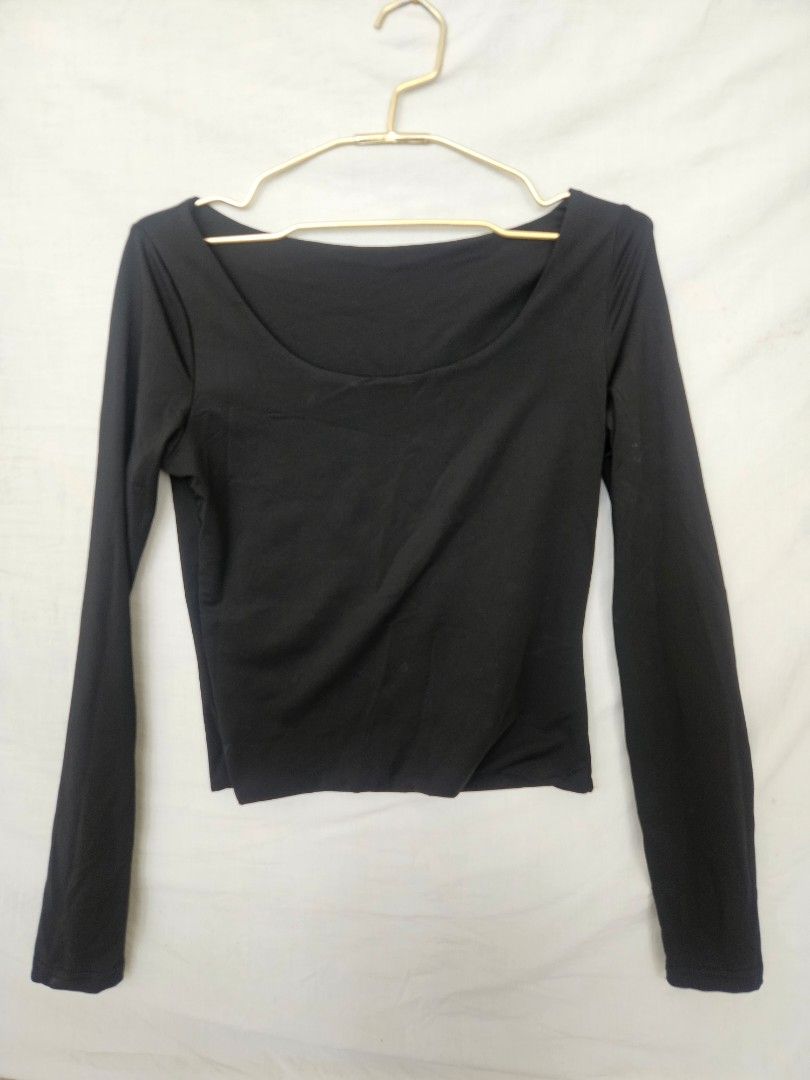 Black Long Sleeve Crop Top with Scoop Neck (Category: Longsleeves) located in Quezon City. Submitted by _pcloset (Listing ID 1469005355, Image 1). Description: - Color: Black - Style: Long sleeve crop top with scoop neckline (front and back) - Fit: Slim fit, stretchy fabric - Versatility: Simple basic piece for everyday styling - Condition: Clean, minimal signs of wear.