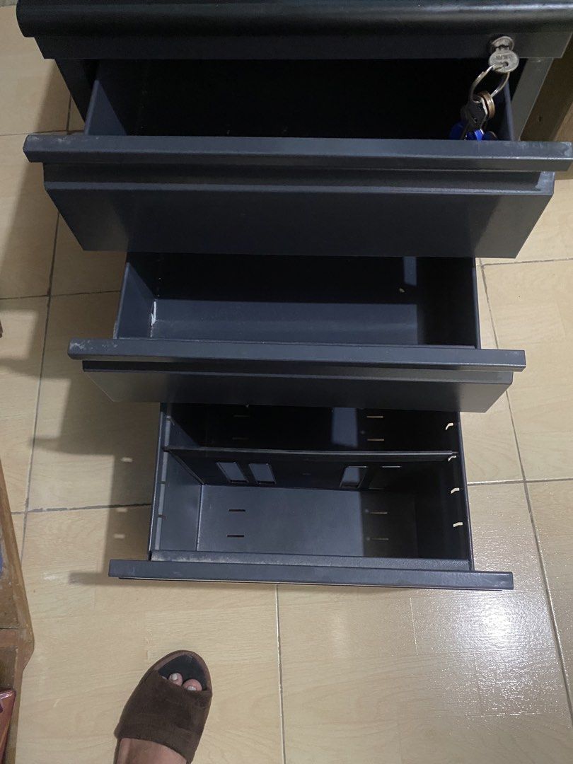 BLACK MOBILE PEDESTAL- 3 drawer (Category: Office Furniture & Fixtures) located in Calamba. Submitted by happy_lindzyp (Listing ID 1468971516, Image 2). Description: Black Mobile Pedestal - 3 drawer with key .