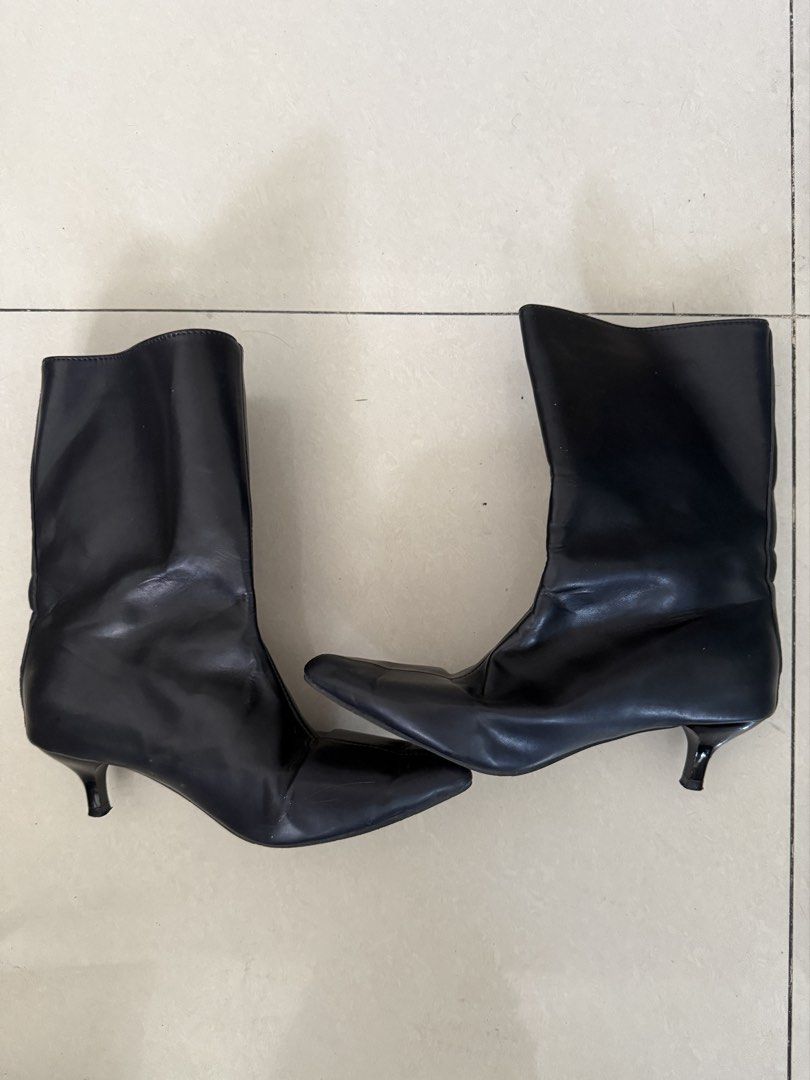 Black Pointed Toe Kitten Heel Boots Mid Calf (Category: Boots) located in Manila. Submitted by arianneliz18 (Listing ID 1468956661, Image 2). Description: - Color & Style: Black mid-calf boots with a clean, minimalist silhouette - Toe & Heel: Elegant pointed toe with a comfortable kitten heel for all-day wear - Finish: Smooth matte texture - Closure: Convenient pull-on style with no zippers - Versatility: Easy to style with dresses, skirts, or tr