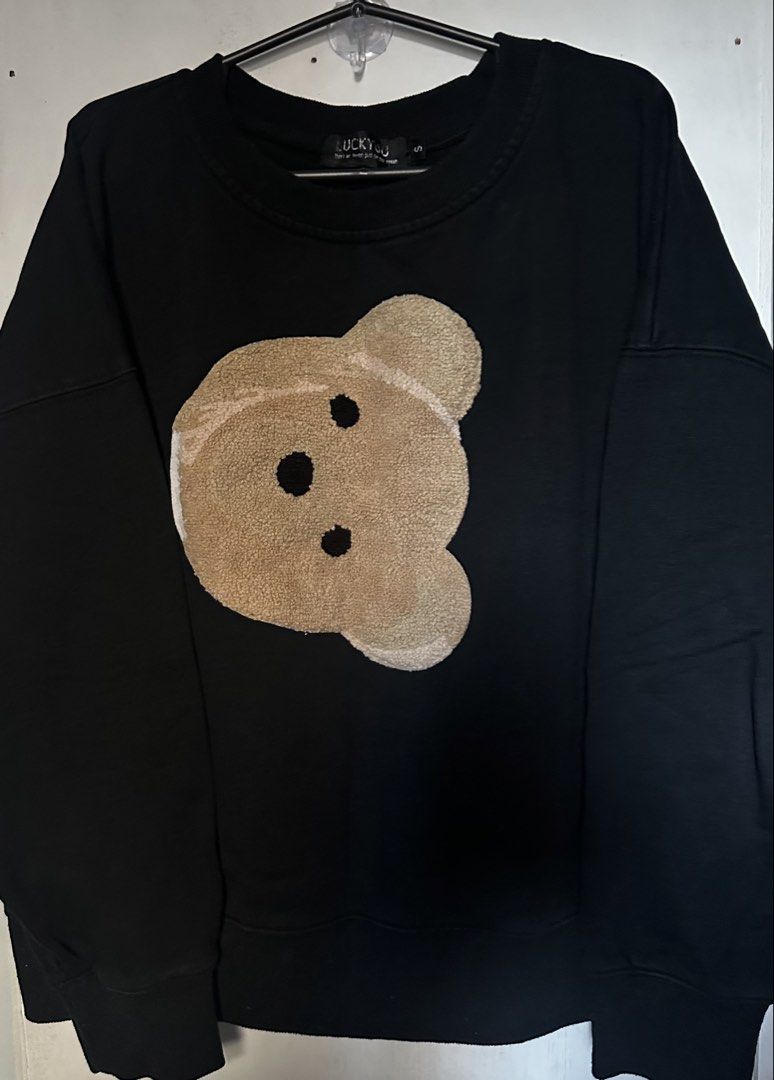 Swestshirt black w/bear design (Category: Others Tops) located in Cavite. Submitted by chicfinds.slay (Listing ID 1469035311, Image 1). Description: ✨japan source/super black ✨false size means bigger size sya sa actual size so it fits s— large frame for women ✨for men best fit s-m ✨ what you see on picture thats how i bought it flaws sa bear hindi nakumpleto ung brown design nya thats it kaya parang my whit sa bandang baba .