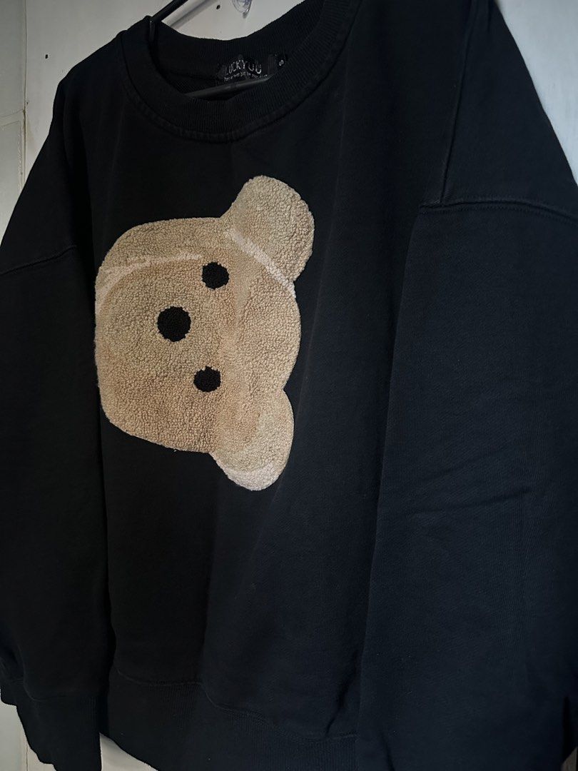 Swestshirt black w/bear design (Category: Others Tops) located in Cavite. Submitted by chicfinds.slay (Listing ID 1469035311, Image 3). Description: ✨japan source/super black ✨false size means bigger size sya sa actual size so it fits s— large frame for women ✨for men best fit s-m ✨ what you see on picture thats how i bought it flaws sa bear hindi nakumpleto ung brown design nya thats it kaya parang my whit sa bandang baba .