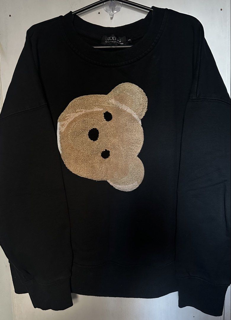 Swestshirt black w/bear design (Category: Others Tops) located in Cavite. Submitted by chicfinds.slay (Listing ID 1469035311, Image 2). Description: ✨japan source/super black ✨false size means bigger size sya sa actual size so it fits s— large frame for women ✨for men best fit s-m ✨ what you see on picture thats how i bought it flaws sa bear hindi nakumpleto ung brown design nya thats it kaya parang my whit sa bandang baba .