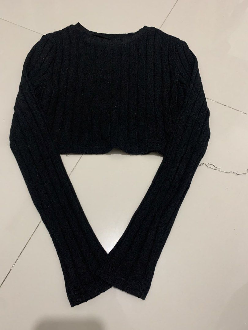 Black Ribbed Long Sleeve Crop Top (Category: Longsleeves) located in Manila. Submitted by mixwearclosetclothingstore (Listing ID 1468953989, Image 1). Description: - Color: Black - Style: Fitted long sleeve crop top with a classic crew neckline - Fabric: Comfortable ribbed knit texture - Versatility: Perfect everyday basic, easy to pair with high-waisted jeans or skirts - Condition: Brand new / Excellent.