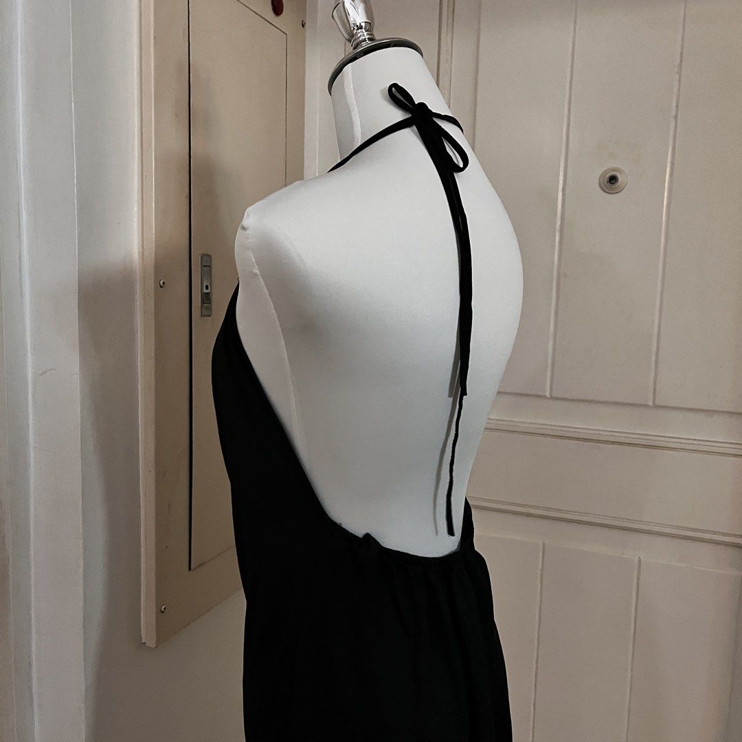 Black sexy dress (Category: Dresses) located in Muntinlupa City. Submitted by on.repeeat (Listing ID 1469054560, Image 3). Description: Medium fit With side slit Backless and tie knot halter.