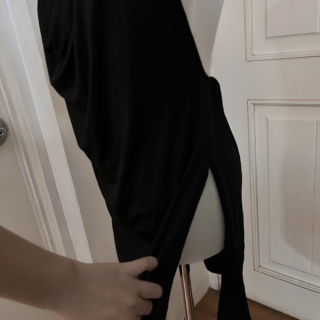 Black sexy dress (Category: Dresses) located in Muntinlupa City. Submitted by on.repeeat (Listing ID 1469054560, Image 2). Description: Medium fit With side slit Backless and tie knot halter.