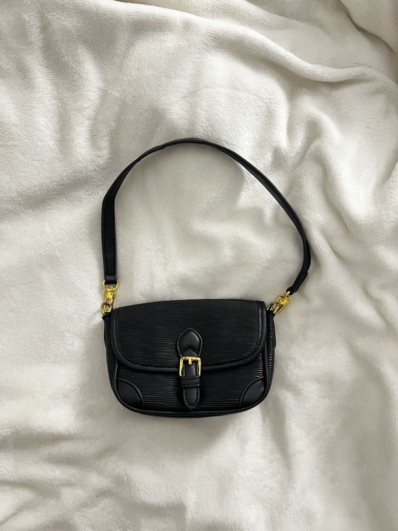 Black shoulder bag with gold hardware (Category: Shoulder Bags) located in San Leonardo. Submitted by hmmmhehe (Listing ID 1469054359, Image 1). Description: - Color: Black with chic gold-tone hardware - Material: Stylish textured finish with a structured flap (bit tarnished) - Closure: Secure front buckle closure - Strap: Includes a comfortable smooth strap - Size: Compact design, ideal for daily essentials.