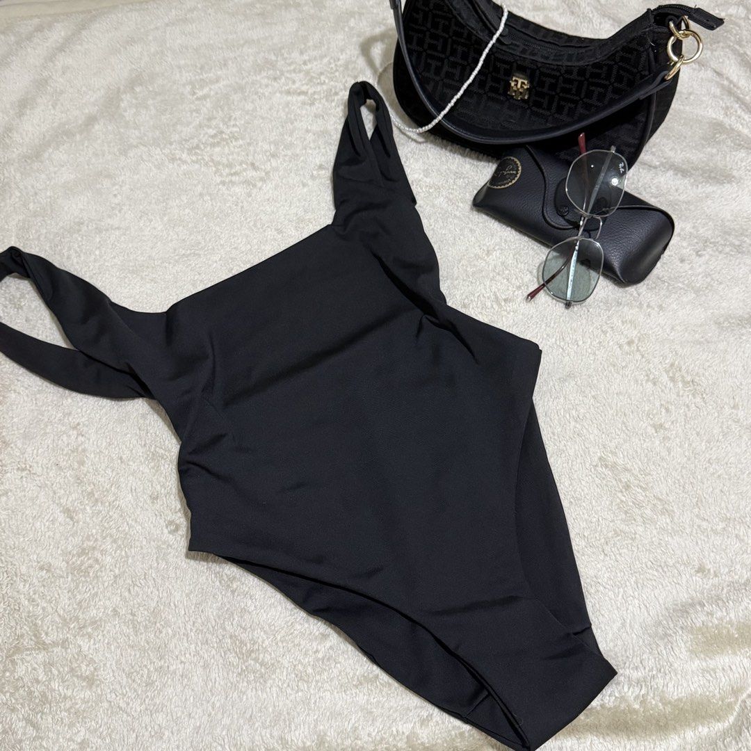 Black Sleeveless Square-Neck Bodysuit (Category: Others Tops) located in Pasay City. Submitted by bellita_05 (Listing ID 1468952774, Image 2). Description: 🖤 Black Sleeveless Bodysuit * Colour: Black * Style: Square neckline with wide shoulder straps * Fit: Fitted silhouette * Sleek, minimalist design * Perfect for casual outfits, going out, or layering with jeans and trousers Pre-loved item. Please refer to photos for the actual condition..