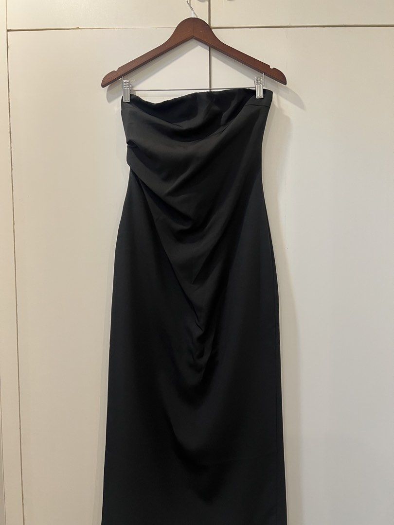 Black strapless long dress (Category: Dresses) located in Quezon City. Submitted by allianuh.edar (Listing ID 1469110256, Image 1). Description: - Style: tube long dress - Detail: Flattering ruched detailing down the front - Fabric: Smooth, draping material - Condition: Worn once for a night out, zero flaws/brand new look.