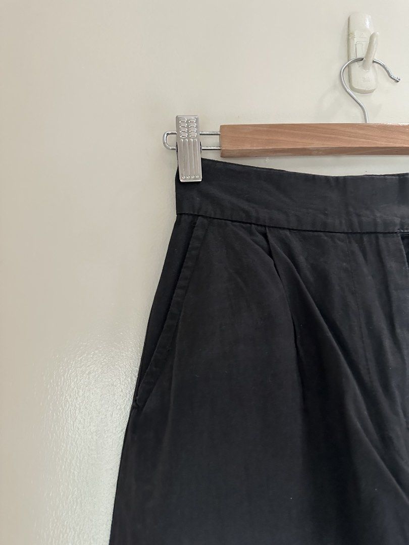 Black Wide Leg Trousers Hip Goddess (Category: Other Bottoms) located in San Juan City. Submitted by keep.it.clean (Listing ID 1469101606, Image 2). Description: gatherized waistband 22-24 inches .
