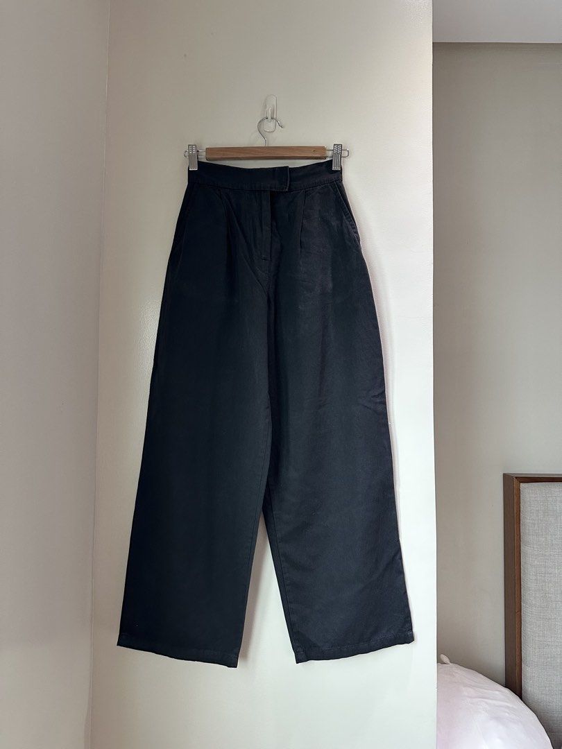 Black Wide Leg Trousers Hip Goddess (Category: Other Bottoms) located in San Juan City. Submitted by keep.it.clean (Listing ID 1469101606, Image 1). Description: gatherized waistband 22-24 inches .