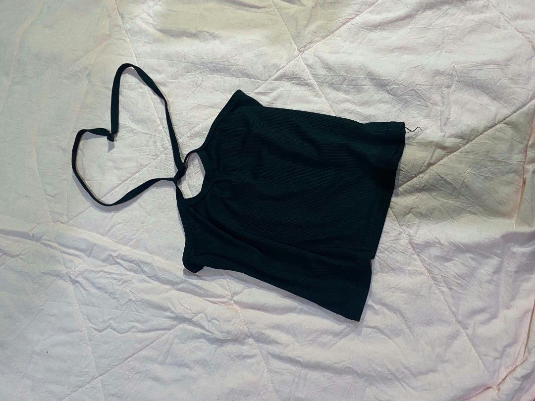 Black tube top size (Category: Sleeveless) located in Santa Cruz. Submitted by gelpcz (Listing ID 1469142101, Image 2). Description: - Color: Classic Black - Size: XS - Style: Halter neck tube top - Fabric: Ribbed texture with standard stretch - Features: Easy to match with jeans, shorts, or skirts; great as a standalone piece or for layering - Condition: Clean, simple everyday wear.