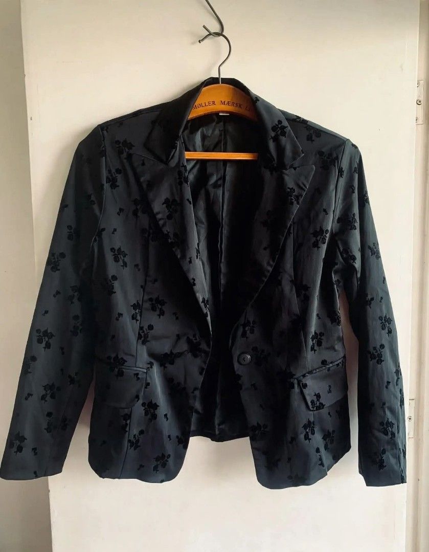 Black Velvety Blazer for Ladies (Category: Coats, Jackets and Outerwear) located in Las Pinas. Submitted by apples_here (Listing ID 1468993033, Image 3). Description: Slighty used Padded Black Full lining - Satin Lining Velvety floral design With pockets on both sides Small.