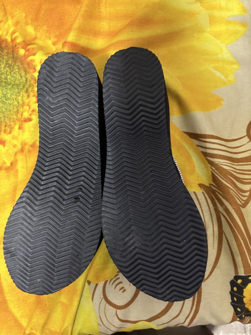 Black Wedge Flip Flops with Rhinestone Straps (Category: Wedges) located in Manila. Submitted by nykji96 (Listing ID 1468979694, Image 3). Description: - Style: Thong-style platform wedge sandals - Color: Black with sparkling rhinestone strap details - Heel: Chunky wedge for comfortable height - Sole: Textured zig-zag rubber outsole for great traction - Perfect for: Casual summer outfits and beach days.