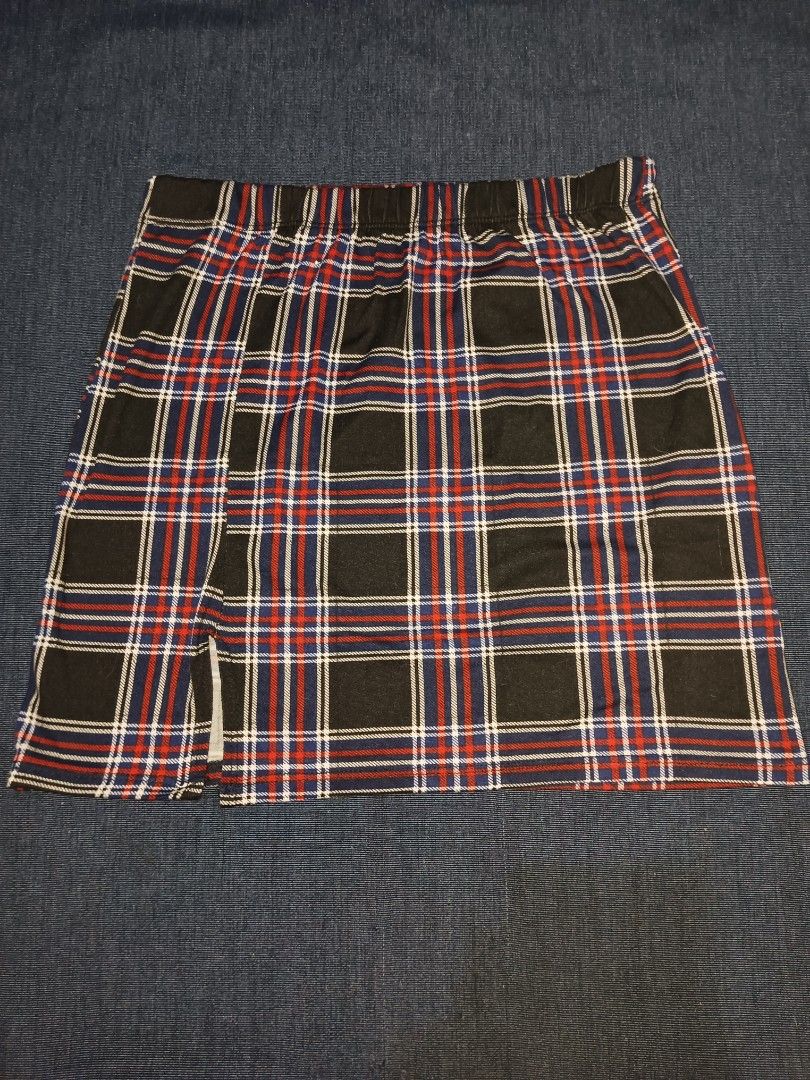 Black-based plaid mini skirt with Small side slit (Category: Skirts) located in Caloocan City. Submitted by justleanne (Listing ID 1468963467, Image 1). Description: SIZE: 24 ‎LENGTH: 14 ‎USED BUT NOT ABUSE ‎RFS : NEED FUNDS.