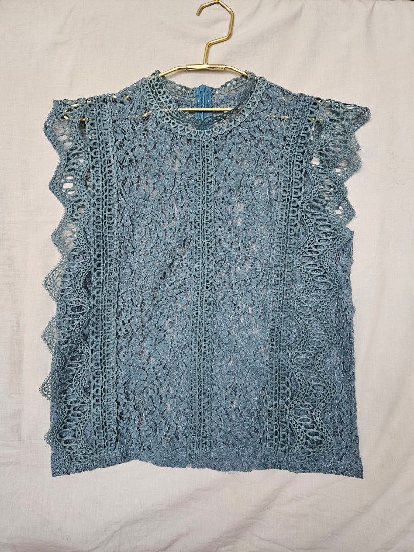 Blue Lace Blouse (Category: Blouses) located in Quezon City. Submitted by _pcloset (Listing ID 1468998048, Image 1). Description: Blue lace blouse with zipper back.