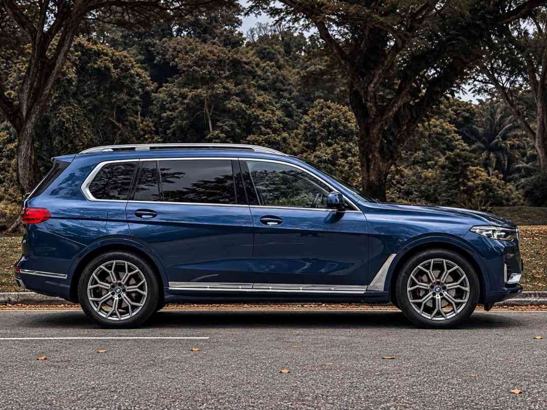BMW X7 xDrive40i 7-Seater (A) (Category: Used Cars) located in Singapore. Submitted by signaturemotors (Listing ID 1469013582, Image 3). Description: Showroom: 237 ALEXANDRA ROAD 237 Alexandra Road #02-04 Singapore 159929 1 Owner! Agent Unit! Come With 12.3" Touchscreen Infotainment Display. Apple Carplay/Android Auto. BMW Live Cockpit Professional. Ventilated Seats. Sunroof. Soft Closing Doors. Auto Tailgate. Acoustic Glazing. 5-Zone Aircon Clim