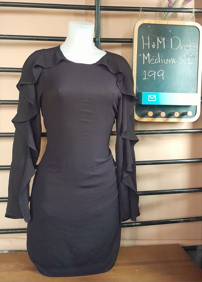 BNWOT H& M Black Dress (Category: Dresses) located in Batangas. Submitted by norskieshoppe (Listing ID 1468986342, Image 2). Description: M- Semi- large cotton loose fit, you can use clip to emphasise waist For every 300 worth of purchase , u' ll get a freebie.