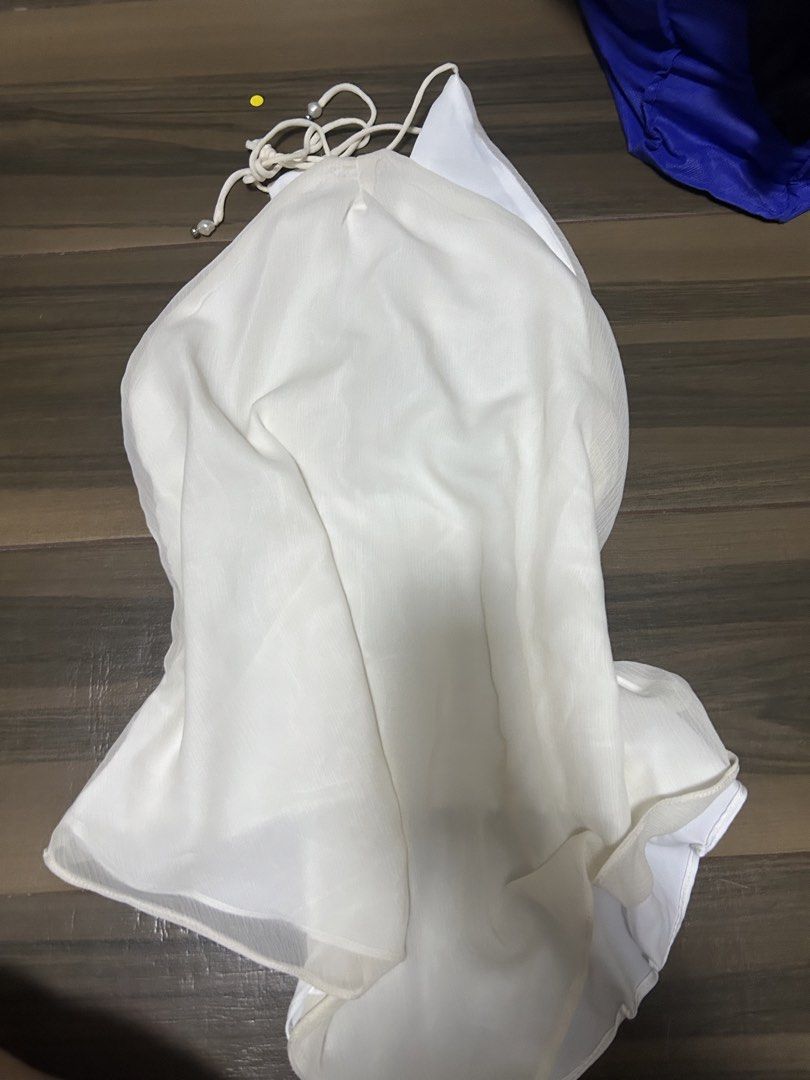 BNWT🙏 Rona Studio White Halter Top (Category: Sleeveless) located in Taguig. Submitted by lovedby_flora (Listing ID 1469074409, Image 2). Description: - Brand: Rona Studio (indonesian brand) - Size: S - bought this for 1659 php price is fixed! - not backless.
