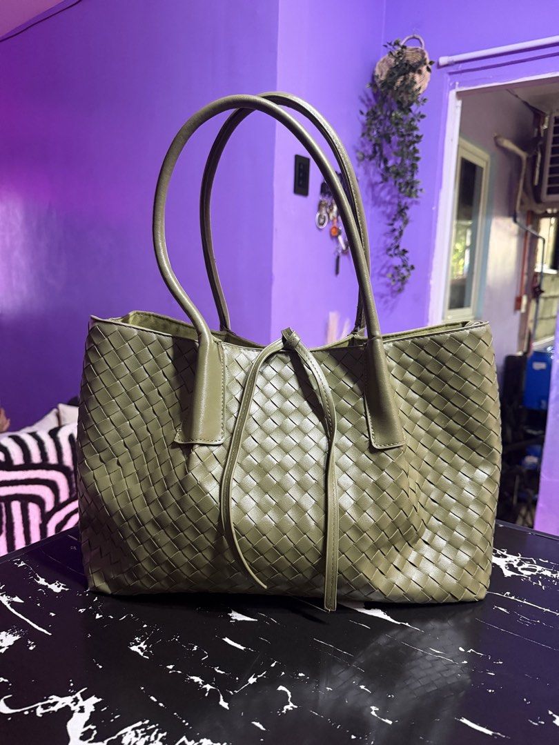 bottega tote bag large size (Category: Announcements) located in Bulacan. Submitted by jcasey_1991 (Listing ID 1468944757, Image 1). Description: 👜✨ PRELOVED BAGS • JAPAN SOURCE 🇯🇵💖 Looking for beautiful, presentable bags at affordable prices? 🛍️✨ We offer Japan-sourced preloved bags, carefully selected for their quality and style. 💕 👜 WHAT TO EXPECT: ✨ All bags come with their own code and dust bag. ✨ Minimal flaws only, usually not easil