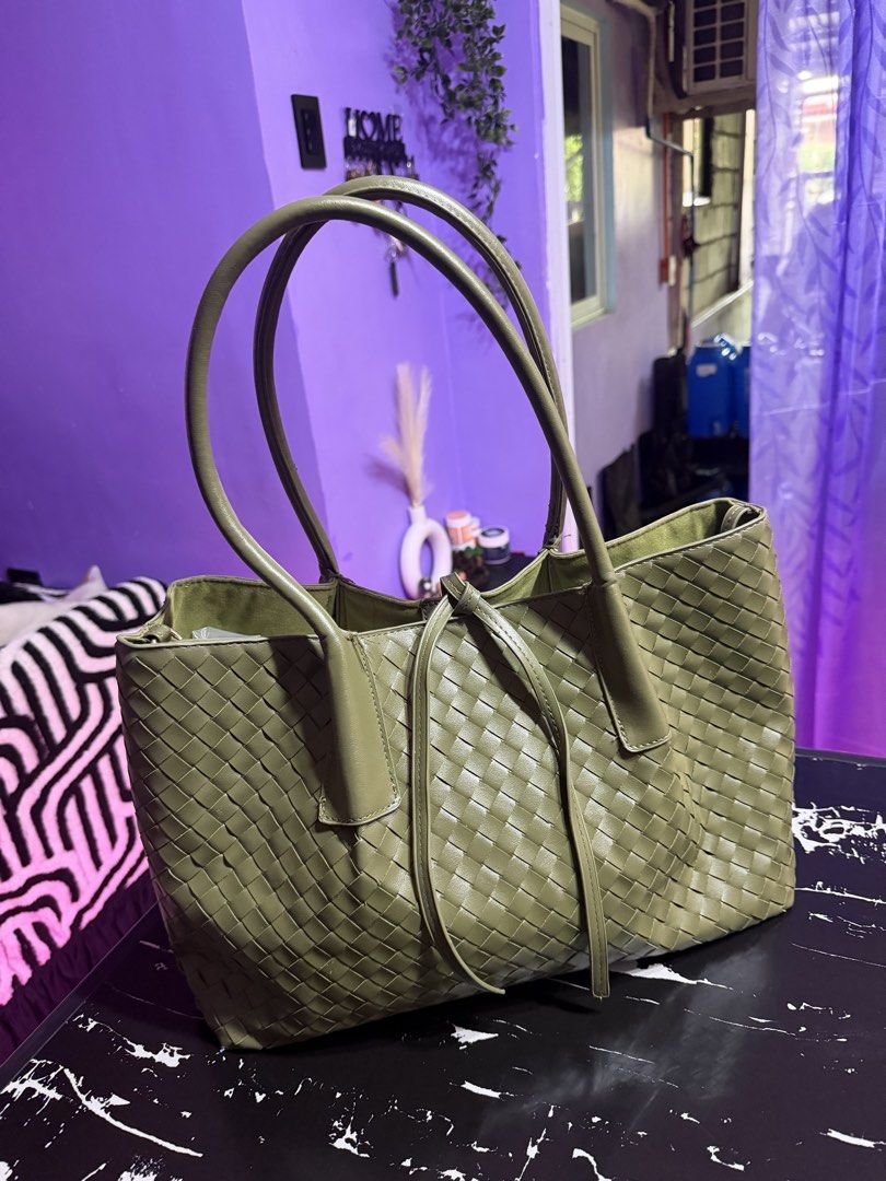 bottega tote bag large size (Category: Announcements) located in Bulacan. Submitted by jcasey_1991 (Listing ID 1468944757, Image 2). Description: 👜✨ PRELOVED BAGS • JAPAN SOURCE 🇯🇵💖 Looking for beautiful, presentable bags at affordable prices? 🛍️✨ We offer Japan-sourced preloved bags, carefully selected for their quality and style. 💕 👜 WHAT TO EXPECT: ✨ All bags come with their own code and dust bag. ✨ Minimal flaws only, usually not easil