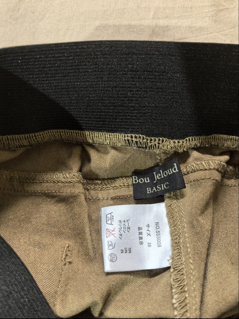 Bou Jeloud BASIC Pleated Casual Pants Size 36 (Category: Trousers) located in Tacloban City. Submitted by thead.declutters (Listing ID 1469084557, Image 2). Description: - Brand/Model: Bou Jeloud BASIC casual pants - Color: Khaki - Size: 36 - Material: Rayon, nylon, and polyurethane blend - Features: Elastic black waistband, front pleats, and side pockets - Condition: Clean tag intact, well-maintained with a soft texture - Styling: Easy to match 