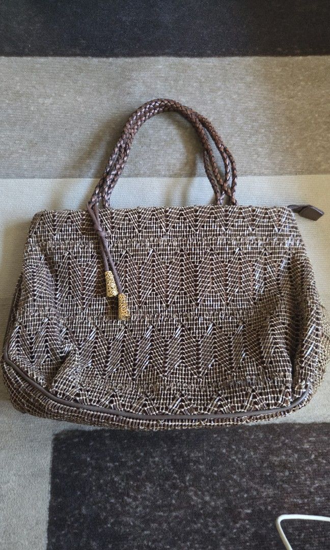 Box 21 woven leather shoulder bag (Category: Shoulder Bags) located in Pagudpud. Submitted by jmpascual044757 (Listing ID 1468988634, Image 1). Description: 100% guaranteed original no flaws in veey like new condition all gold hardware all leather intact pass po sa barat! pass sa maarte no free sf! originally posted for 1000.