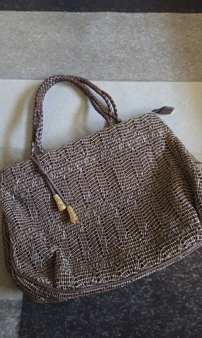 Box 21 woven leather shoulder bag (Category: Shoulder Bags) located in Pagudpud. Submitted by jmpascual044757 (Listing ID 1468988634, Image 2). Description: 100% guaranteed original no flaws in veey like new condition all gold hardware all leather intact pass po sa barat! pass sa maarte no free sf! originally posted for 1000.