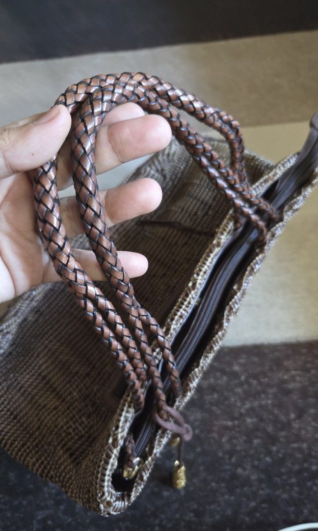 Box 21 woven leather shoulder bag (Category: Shoulder Bags) located in Pagudpud. Submitted by jmpascual044757 (Listing ID 1468988634, Image 3). Description: 100% guaranteed original no flaws in veey like new condition all gold hardware all leather intact pass po sa barat! pass sa maarte no free sf! originally posted for 1000.