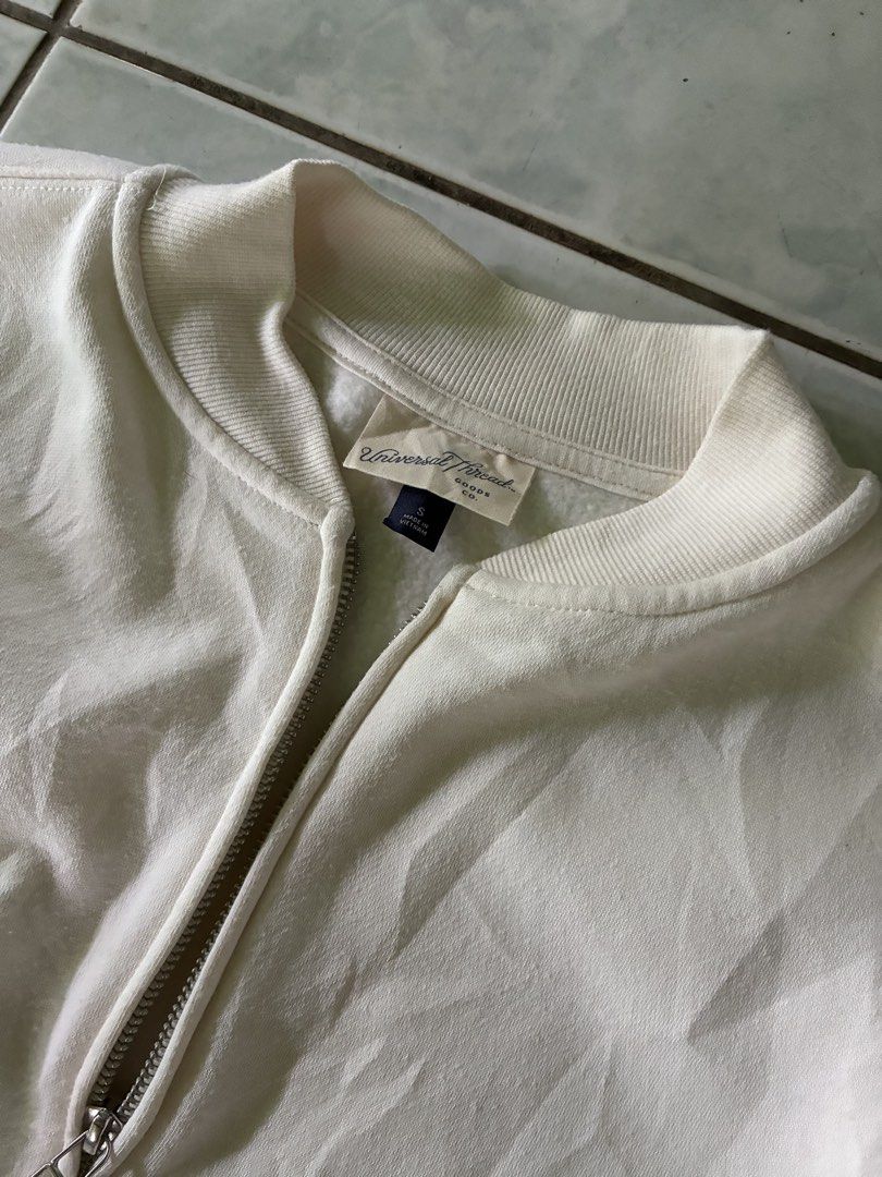 Boxy Cream Zip Jacket Unisex (Category: Coats, Jackets and Outerwear) located in Batangas. Submitted by jinventoryarchive (Listing ID 1469079979, Image 3). Description: 27 width 25 length - Brand: Universal Thread - Color: Cream white - Size: S - Design: Full zip front, ribbed collar, cuffs, and hem, with two front welt pockets - Lining: Soft fleece lining for extra comfort - Fit: Relaxed fit, easy to style with casual outfits - Condition: Clean 