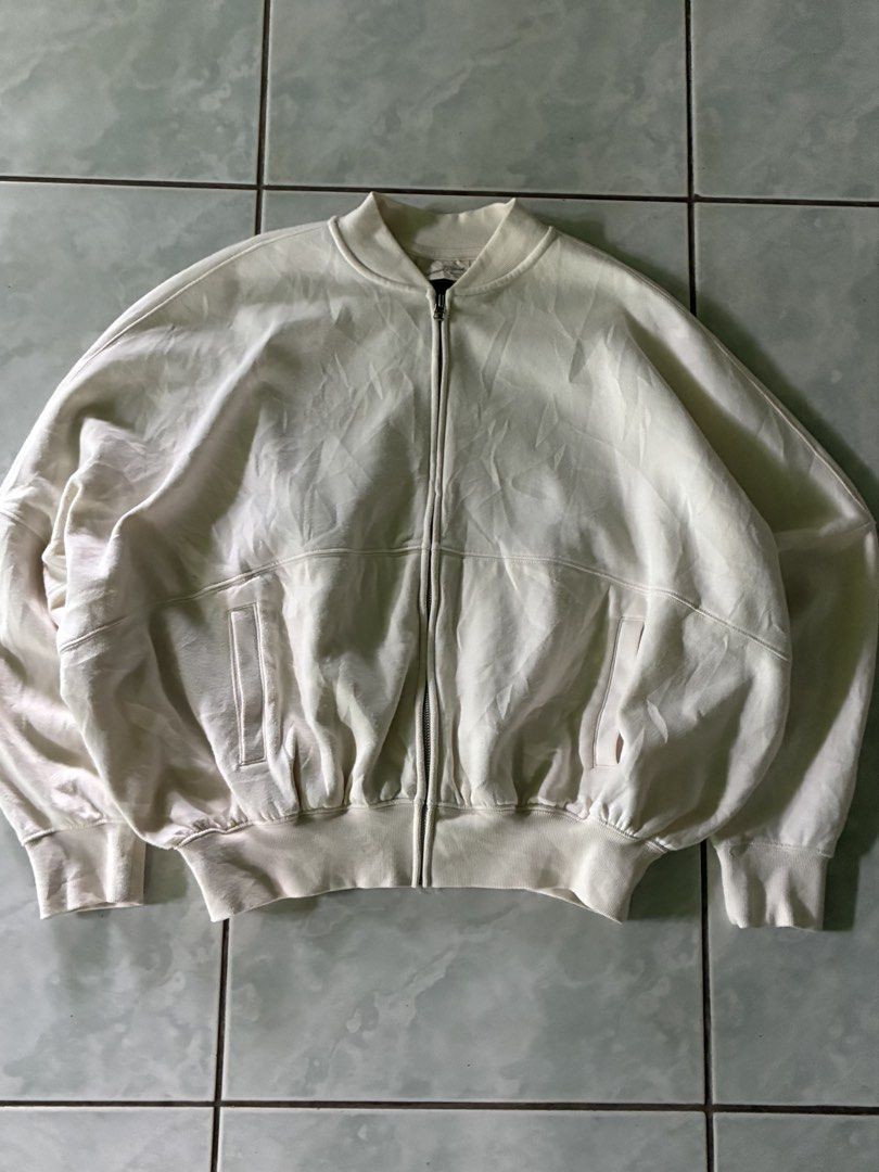 Boxy Cream Zip Jacket Unisex (Category: Coats, Jackets and Outerwear) located in Batangas. Submitted by jinventoryarchive (Listing ID 1469079979, Image 1). Description: 27 width 25 length - Brand: Universal Thread - Color: Cream white - Size: S - Design: Full zip front, ribbed collar, cuffs, and hem, with two front welt pockets - Lining: Soft fleece lining for extra comfort - Fit: Relaxed fit, easy to style with casual outfits - Condition: Clean 