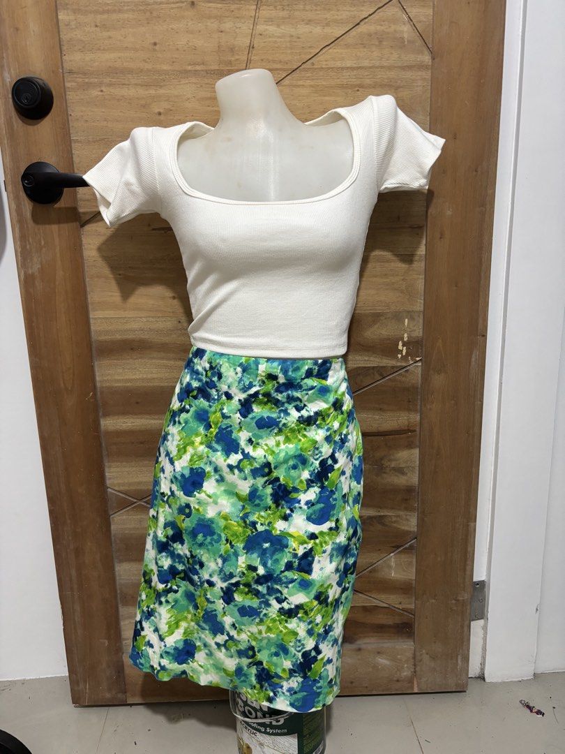 Branded pencil skirt (Category: Skirts) located in Manila. Submitted by robbyrabbit (Listing ID 1468982247, Image 1). Description: Personal preloved so please manage your expectations Med to semi large.