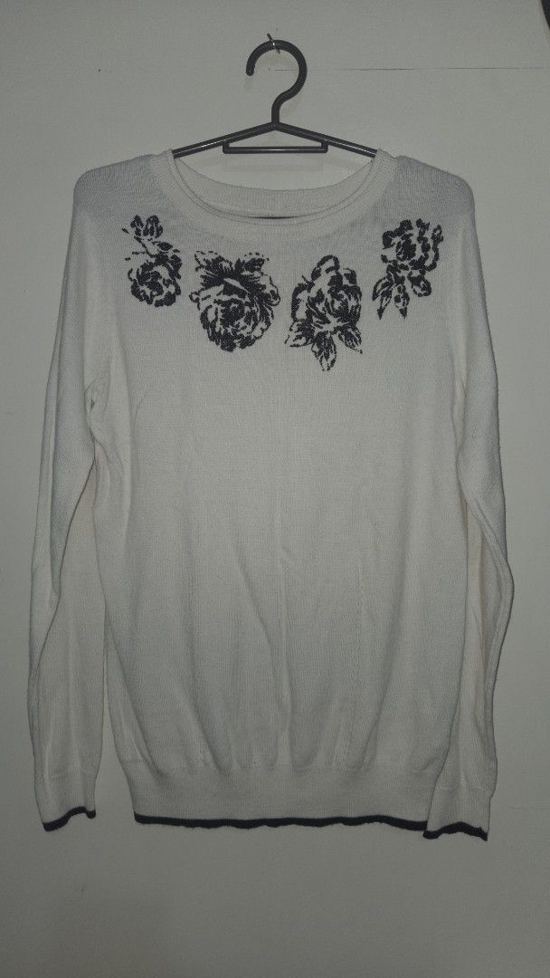 Branded tops for 300 each (Category: Coats, Jackets and Outerwear) located in Quezon City. Submitted by belladiva (Listing ID 1468947594, Image 3). Description: All in good condition Zara dark army green button down Elle knitted longsleeves Gap boyfriend longsleeves Take all for P700 payment first via Gcash / GoTyme / MariBank / BPI delivery via Lalamove only or LBC for provincial takers.