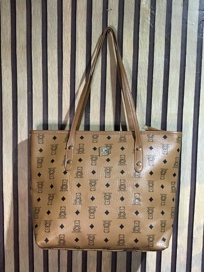Brandnew tote bag (Category: Tote Bags) located in San Pedro. Submitted by m.c.s.shop (Listing ID 1469087650, Image 1). Description: good quality leather makapal with zipper closure.