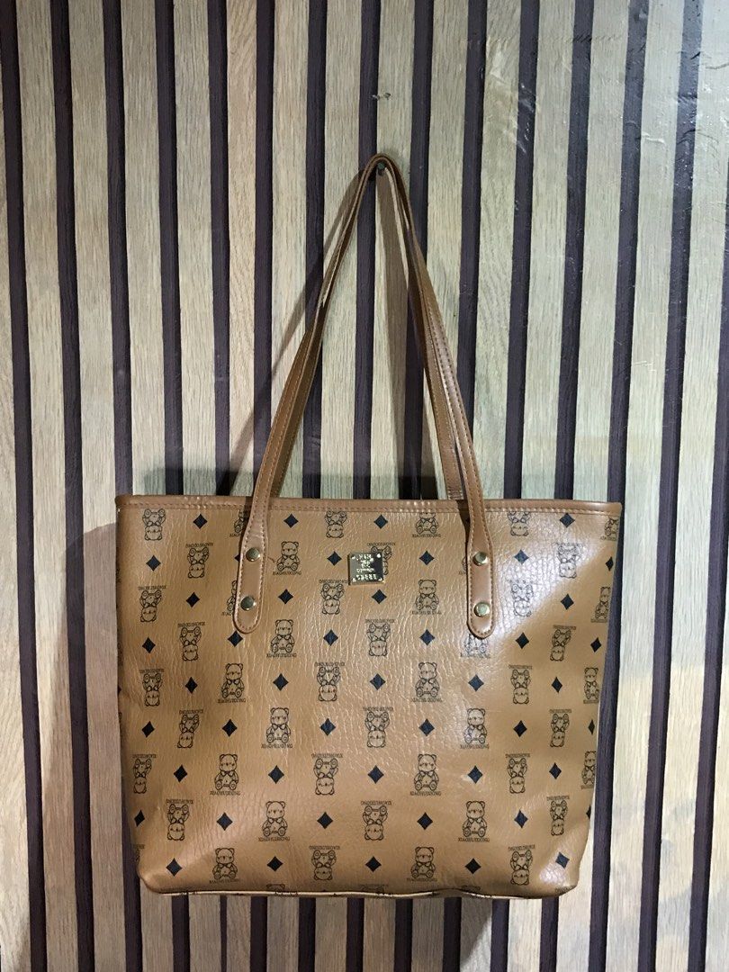 Brandnew tote bag (Category: Tote Bags) located in San Pedro. Submitted by m.c.s.shop (Listing ID 1469087650, Image 2). Description: good quality leather makapal with zipper closure.