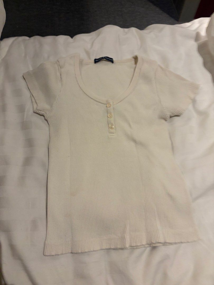 Brandy Melville Zelle ribbed top (Category: Others Tops) located in Manila. Submitted by frannyyu (Listing ID 1469110648, Image 2). Description: 🎀 ABOUT THE ITEM - One Size - NO FLAWS - 10/10 CONDI - Dm for questions, and more photos if SURE ONLY. RFS: DECLUTTERING PAYMENT AND SHIPPING : 💰: GCASH / BANK TRANSFER 🚚 : LALAMOVE, J&T, GRAB, ETC. .