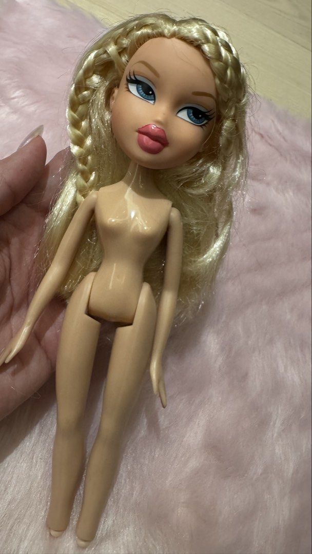 Bratz cloe groovin golf (Category: Kids Toys) located in Mandaluyong City. Submitted by maelovestoshop (Listing ID 1469101390, Image 2). Description: Clean body, sold nude .
