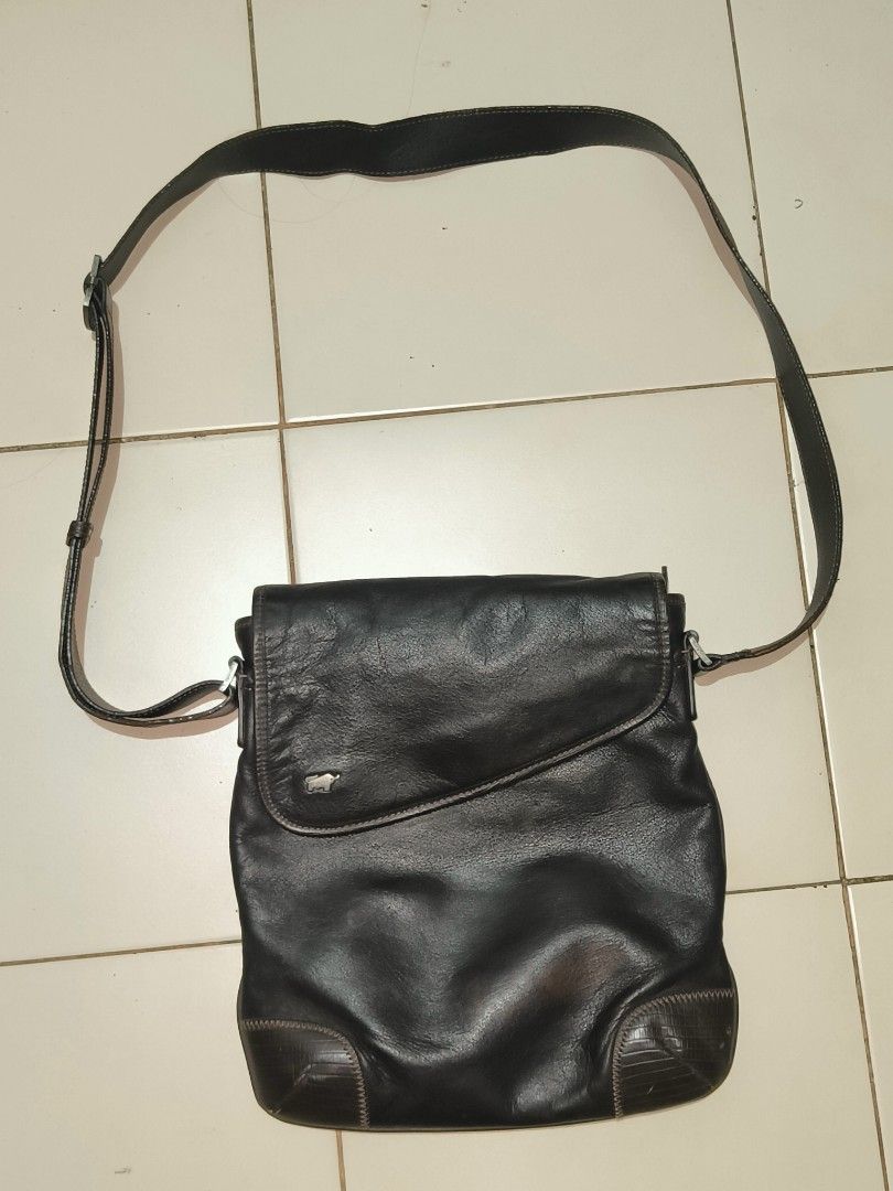 Braun Buffel leather messenger shoulder bag (Category: Sling Bags) located in Manila. Submitted by bigtym.picker (Listing ID 1469012126, Image 1). Description: FOR SALE!!! PLS SEE PIC FOR DETAILS. Selling all items AS IS PLS. manage your Expectation We accept shipping nationwide Meetup - BACOOR or near MOA - Authentic Braun Buffel leather shoulder bag in classic black - Structured flap closure featuring the iconic metal bull logo - Adjustable sho