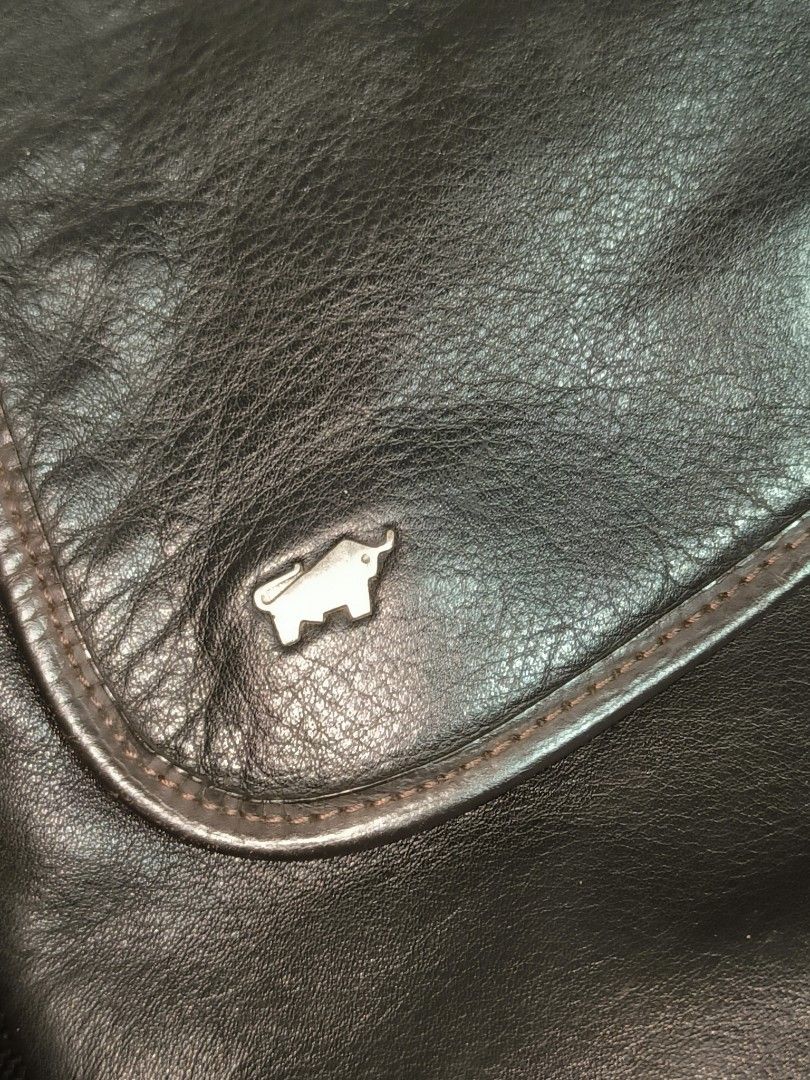 Braun Buffel leather messenger shoulder bag (Category: Sling Bags) located in Manila. Submitted by bigtym.picker (Listing ID 1469012126, Image 2). Description: FOR SALE!!! PLS SEE PIC FOR DETAILS. Selling all items AS IS PLS. manage your Expectation We accept shipping nationwide Meetup - BACOOR or near MOA - Authentic Braun Buffel leather shoulder bag in classic black - Structured flap closure featuring the iconic metal bull logo - Adjustable sho