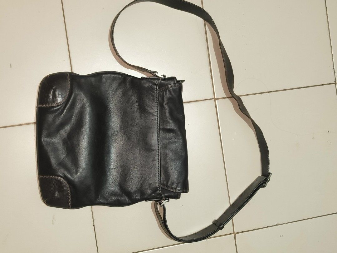 Braun Buffel leather messenger shoulder bag (Category: Sling Bags) located in Manila. Submitted by bigtym.picker (Listing ID 1469012126, Image 3). Description: FOR SALE!!! PLS SEE PIC FOR DETAILS. Selling all items AS IS PLS. manage your Expectation We accept shipping nationwide Meetup - BACOOR or near MOA - Authentic Braun Buffel leather shoulder bag in classic black - Structured flap closure featuring the iconic metal bull logo - Adjustable sho