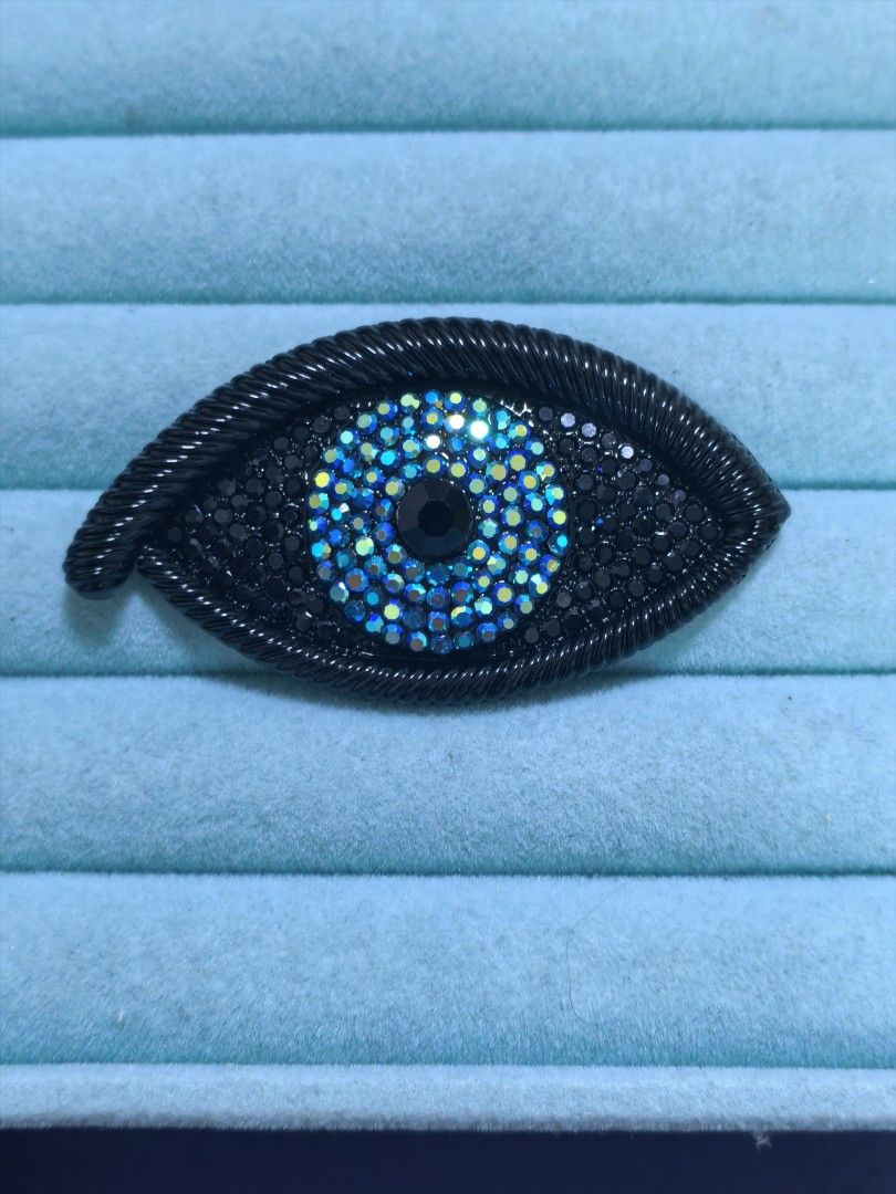 Brooch Pin Black Eye (Category: Brooches) located in Taguig. Submitted by jeannescarlet (Listing ID 1469051958, Image 1). Description: 💎Brand New 💎Alloy Material.