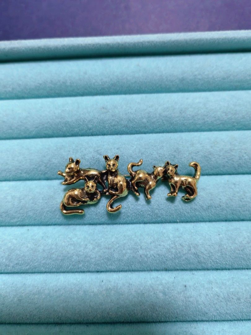 Brooch Pin Cat (Category: Brooches) located in Taguig. Submitted by jeannescarlet (Listing ID 1468947415, Image 1). Description: 💎Brand New 💎Alloy Material.