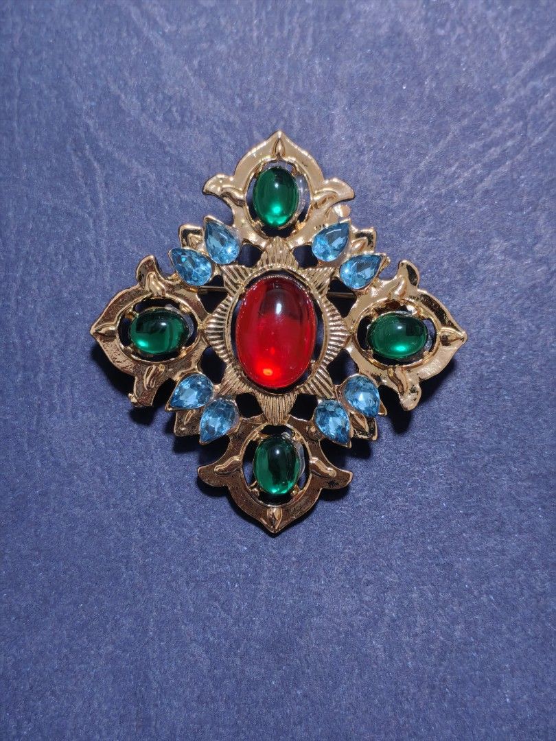 Brooch Pin Royal Crest (Category: Brooches) located in Taguig. Submitted by jeannescarlet (Listing ID 1468947534, Image 1). Description: 💎Brand New 💎Alloy Material.