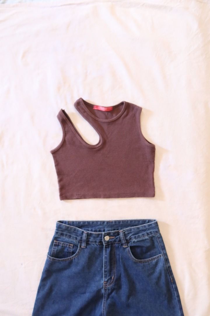 Brown asymmetrical crop top tank top (Category: Sleeveless) located in Manila. Submitted by imama23 (Listing ID 1468949875, Image 1). Description: - Color: Brown - Material: Stretchy ribbed knit - Design: Sleeveless crop top with a trendy asymmetrical cutout neck strap Condition: 8/10, has minor loose stitches Size: Fits S Location: Manila (near taft) Shipping - Payment first before shipping - J&T, Grab, or Lalamove (buyer may choose preferred co