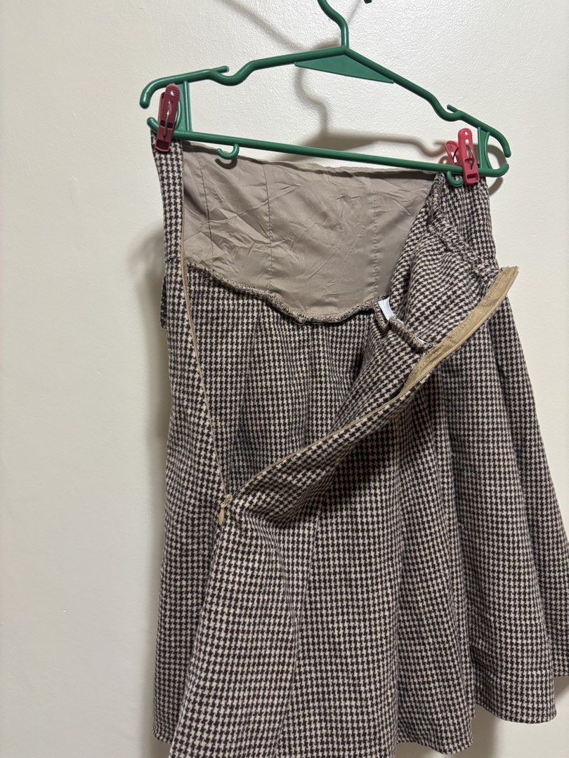 brown checkered skirt high waist (Category: Skirts) located in Lipa City. Submitted by piajustine_02 (Listing ID 1468957930, Image 3). Description: stretchable.
