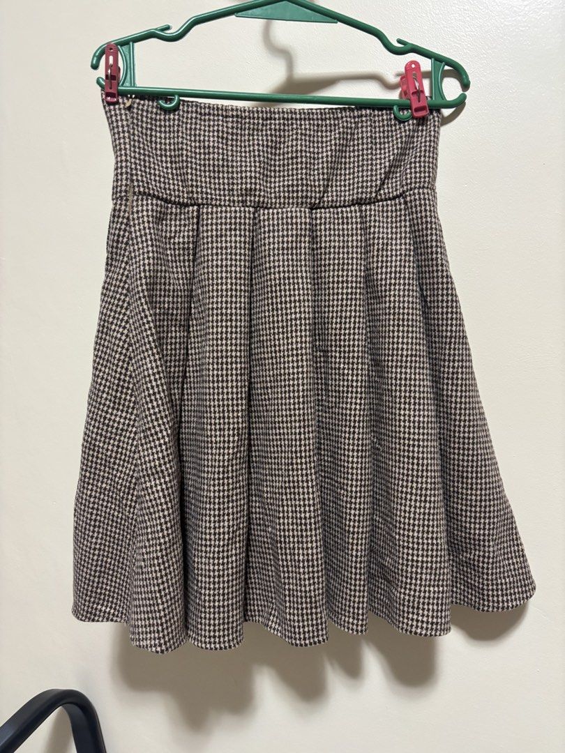 brown checkered skirt high waist (Category: Skirts) located in Lipa City. Submitted by piajustine_02 (Listing ID 1468957930, Image 2). Description: stretchable.