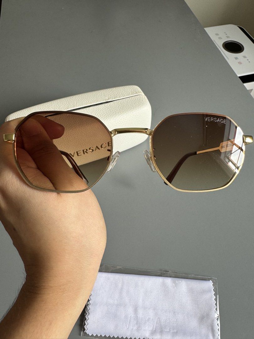 Brown sunglasses with case (Category: Sunglasses & Eyewear) located in Makati City. Submitted by meticoolous (Listing ID 1468948702, Image 1). Description: with case loc: Rodriguez Rizal.