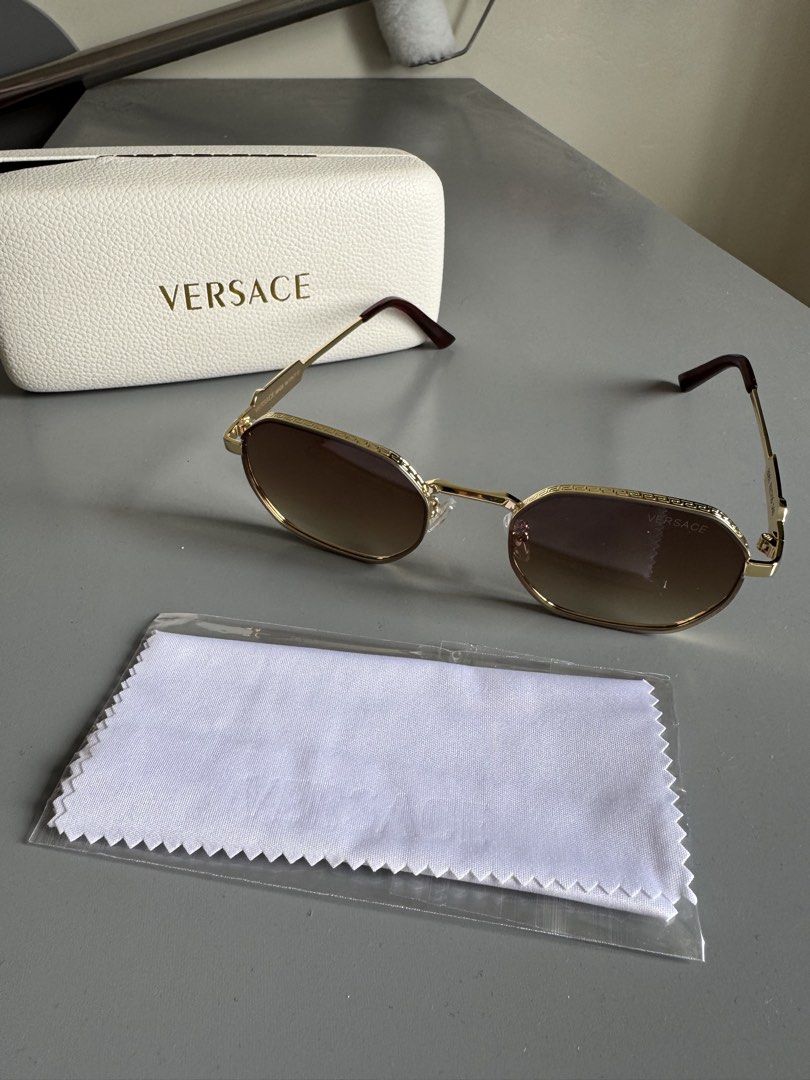 Brown sunglasses with case (Category: Sunglasses & Eyewear) located in Makati City. Submitted by meticoolous (Listing ID 1468948702, Image 2). Description: with case loc: Rodriguez Rizal.