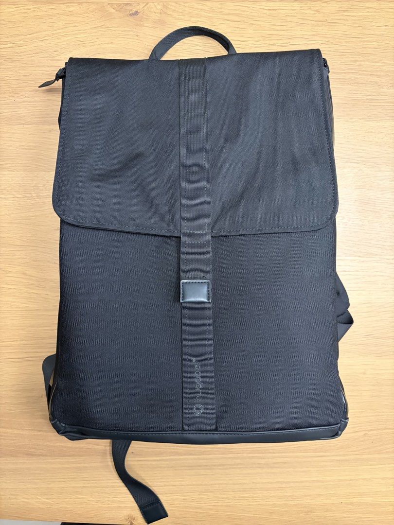 Bugaboo Backpack (Category: Diaper Bags & Wetbags) located in Singapore. Submitted by enyawnat (Listing ID 1468983227, Image 1). Description: https://www.bugaboo.com/pt-en/accessories/bags/bugaboo-changing-backpack-100089MI.html Condition 7/10 Some furring on Velcro and leather peeling.