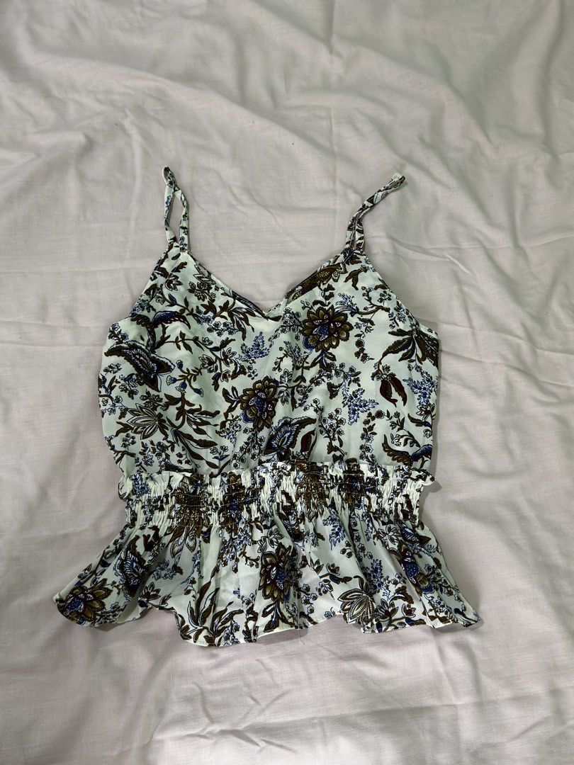 Bundle (Category: Sleeveless) located in Quezon City. Submitted by pinkpreloved08 (Listing ID 1468937399, Image 3). Description: Looks new Fits small No brand.
