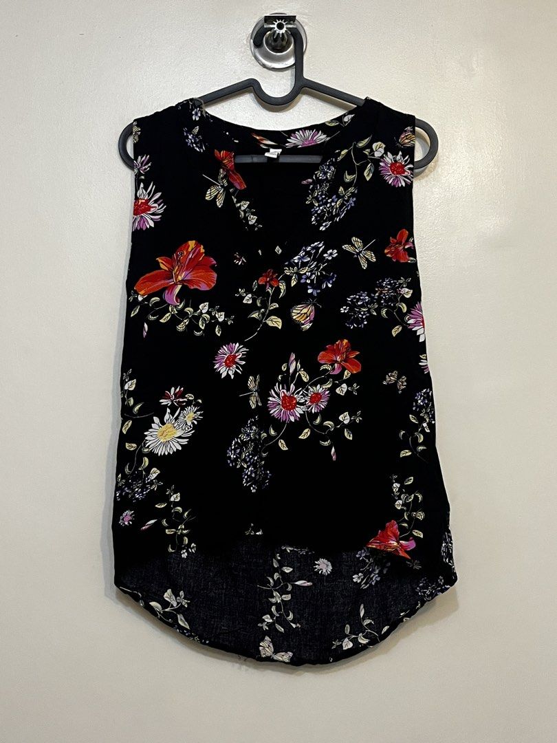 (BUNDLE) Top (Category: Sleeveless) located in Quezon City. Submitted by declutteringbyjam (Listing ID 1468960495, Image 3). Description: - preloved -medium -bundle for 400 -180 each -additional for sf.